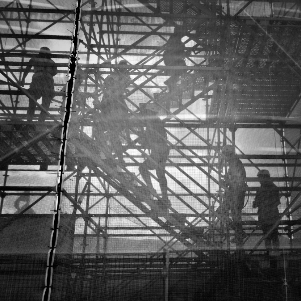 Astro logistik - bemanning/karriär - byggarbetare går upp för en trappa