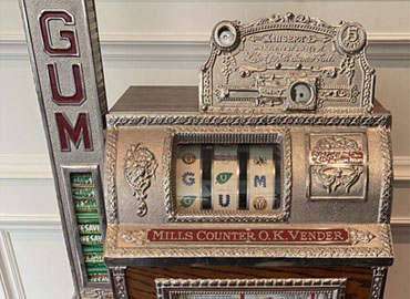 Einer der Kaugummi-Spielautomaten von Mills Novelty