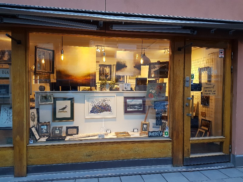Är du konstnär eller fotograf och vill hyra vårt skyltfönster?