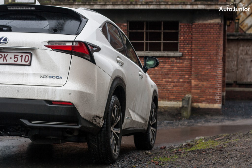 LexusNX300h-17