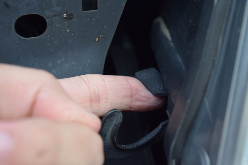 Replacing the headlight bulb on Skoda Octavia MkII