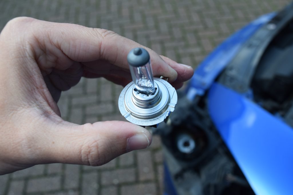 Replacing the headlight bulb on Skoda Octavia MkII