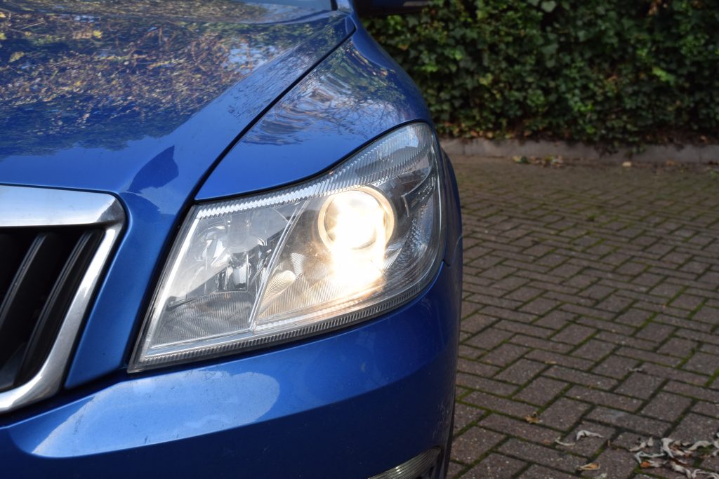 Replacing the headlight bulb on Skoda Octavia MkII