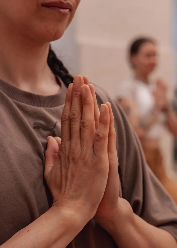 kvinna utför yoga på ett hälsocenter i Malmö