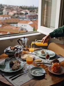 B28-Apartments-Porto-Portugal-centro-historico-do-porto-Quarto-Apartment-4A-pequeno-almoco-Breakfast