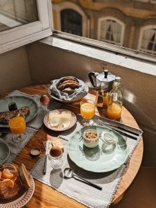 B28-Apartments-Porto-Portugal-centro-historico-do-porto-Quarto-Apartment-4A-pequeno-almoco-Breakfast