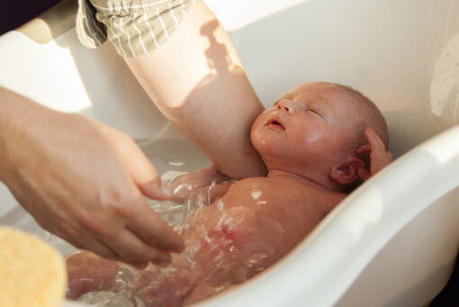 Babys første bad - læs her om badning din baby