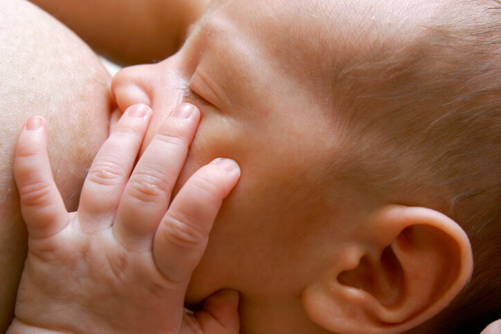 Nyfødt ved brystet - hvor lang tid taget en amning af en nyfødt baby