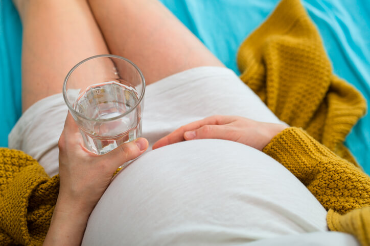 Gravid der mærker mindre liv og forsøger at vække sin baby ved at drikke vand.