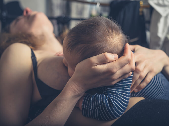 Smertefuld amning, baby spiser, men det gør ond på mor