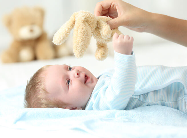 Babys tøj, hvordan din babys påklædning kan fremme udviklingen.