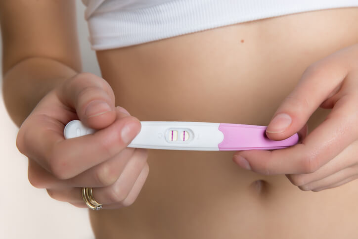 Graviditetstest - positiv, idet den viser 2 streger