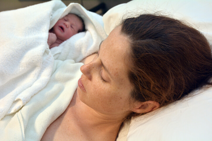 Blødning efter fødslen? - mor med nyfødt baby lige efter fødslen