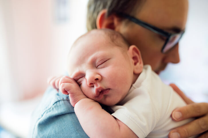 God døgnrytme? Træt far, der bliver nød til at gå rundt med baby, for at der er "ro".