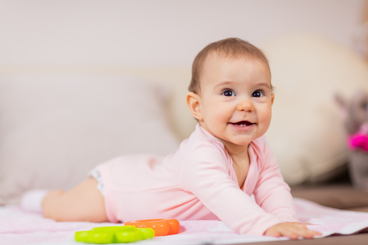 Baby som kan lide at ligge på maven