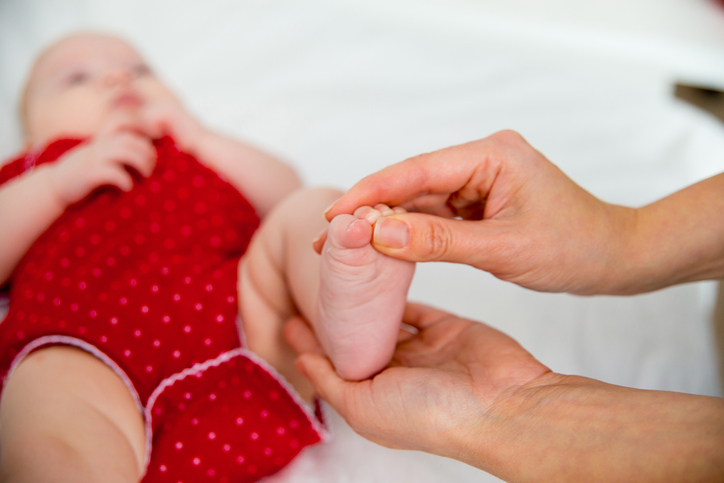 Reflekser hos baby - griberefleksen på fod og tær