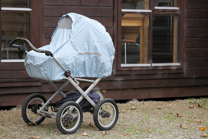 Baby der sover udenfor i barnevognen