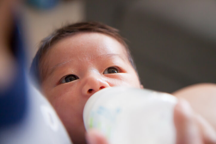 MME til nyfødt baby givet på flaske