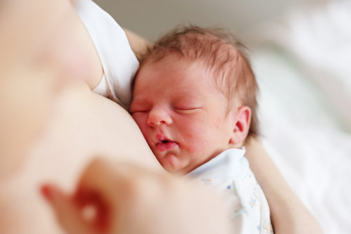 Hjælp til amningen lige efter fødslen eller ammehjælp til at løse ammeudfordringer og ammeproblemer. 