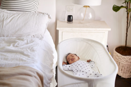 Baby 3 måneder sover ved siden af mors seng