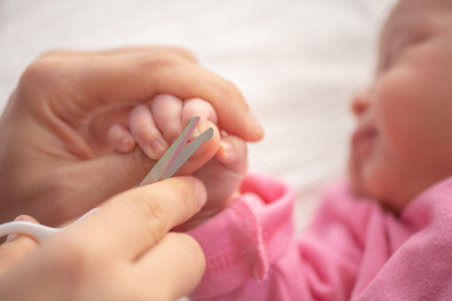 Klippe babys negle, hvornår og hvordan skal neglene klippes på baby?