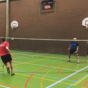 Leeuwse Badmintonclub verliest zwaar in Halle Badmintonteam Halle De Bres