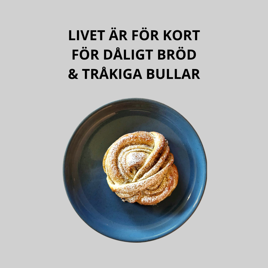En blå tallrik med en kardemummabulle på. Bildtext "LIVET ÄR FÖR KORT FÖR DÅLIGT BRÖD & TRÅKIGA BULLAR"