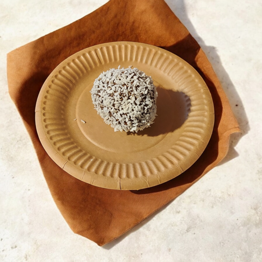På bilden ligger det en gluten och laktosfri kokosboll. Den representerar våran produkt gluten & laktosfri kokosboll.