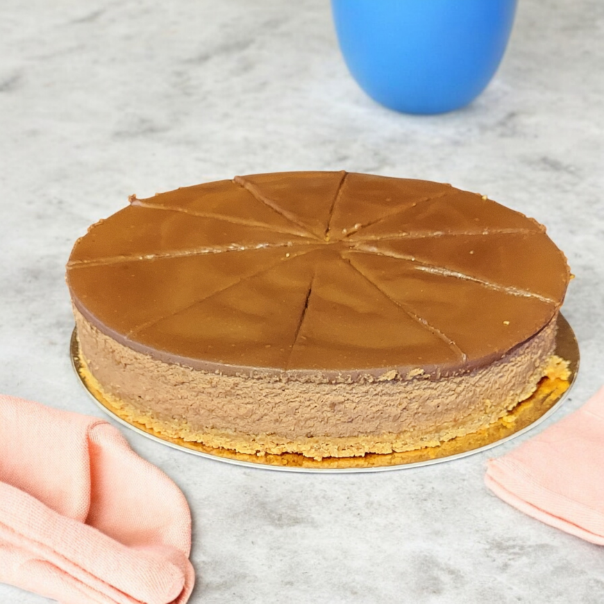 På bilden är det en chokladcheesecake som är gjord på mörk choklad. Den representerar våran produkt chokladcheesecake.