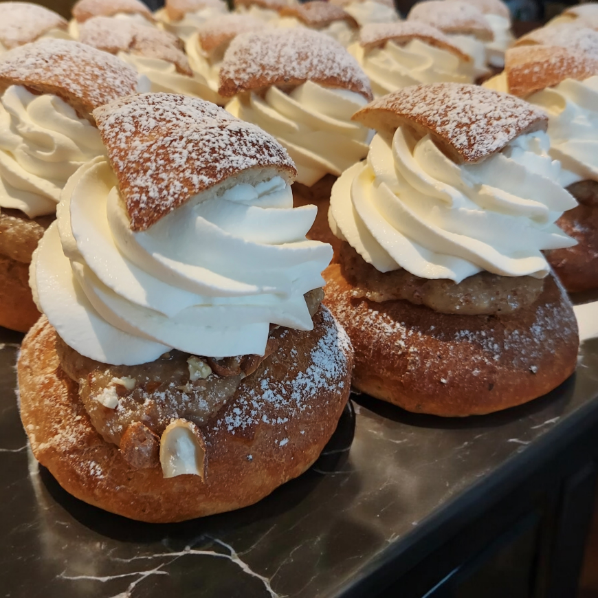Bilden är på våra semlor med mandelfyllning, rostad hackad mandel och grädde. Pudrad med florsocker. Representerar att nu är vi inne i semleperioden med siktet mot Fettisdagen 4 Mars och vår produkt semla.
