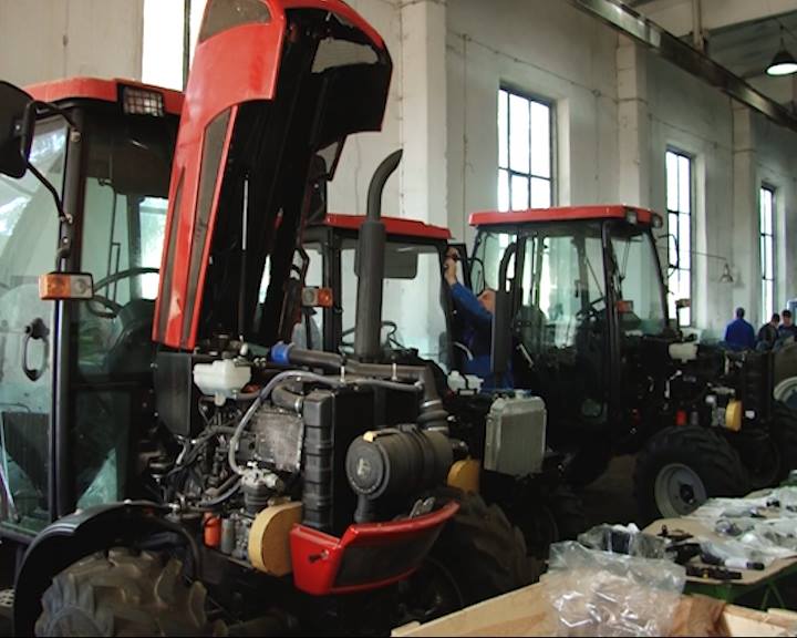 Munca in Danemarca, in fabrica pe tractor