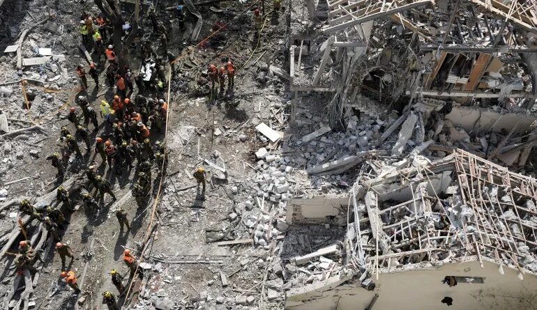 Rus qoramagiz yigitni oyoqlarini oralgan holda sikadi Yupqa gangbang