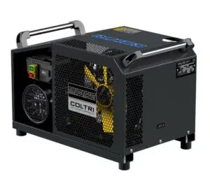 MINI COMPACT 100 EM Kompressorblokk: MCH 6 Power: 2,2 kW Motor: 230V - 50Hz, 1 fas Merkestrøm: 14 A (ved 230 V/50Hz) Kapasitet: 100 l/min Rpm kompressor: 2250 rpm Nettovekt: 47 kg Standardutstyr: - 1 stk. 1,2 meter fylleslange med fyllekran, 232 eller 300 bar - Timeteller - Farge sort RAL 9005