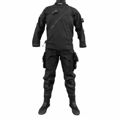 Ny tørrdrakt fra BARE basert på Aqua-Trek sitt unike utviklede Cordura Nylon Oxford 4-lags materiale, Marui "light weight" pustende stoff som gir bedre bevegelighet, slitestyrke og som er veldig resistent mot punktering. BARE AuqaTrek EVO har også med tekniske detaljer og passform fra X-Mission drakten. Anatomisk korrekt passform på ben, armer og hele overkroppen. Her får man en slitesterk tørrdrakt med mange tekniske egenskaper, for all type dykking til en meget sterk pris(!)