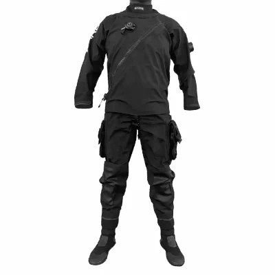 Ny tørrdrakt fra BARE basert på Aqua-Trek sitt unike utviklede Cordura Nylon Oxford 4-lags materiale, Marui "light weight" pustende stoff som gir bedre bevegelighet, slitestyrke og som er veldig resistent mot punktering. BARE AuqaTrek EVO har også med tekniske detaljer og passform fra X-Mission drakten. Anatomisk korrekt passform på ben, armer og hele overkroppen. Her får man en slitesterk tørrdrakt med mange tekniske egenskaper, for all type dykking til en meget sterk pris(!)