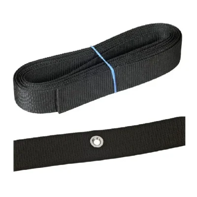 Kun webbing 4m lengde med malje på midten for toppbolten. Ingen d-ringer eller annet om du ønsker så kan du kjøpe det  separat, eller man bruker dem man har fra før. Webbing er av den stive typen og vil passe alle type bakplate system. 
