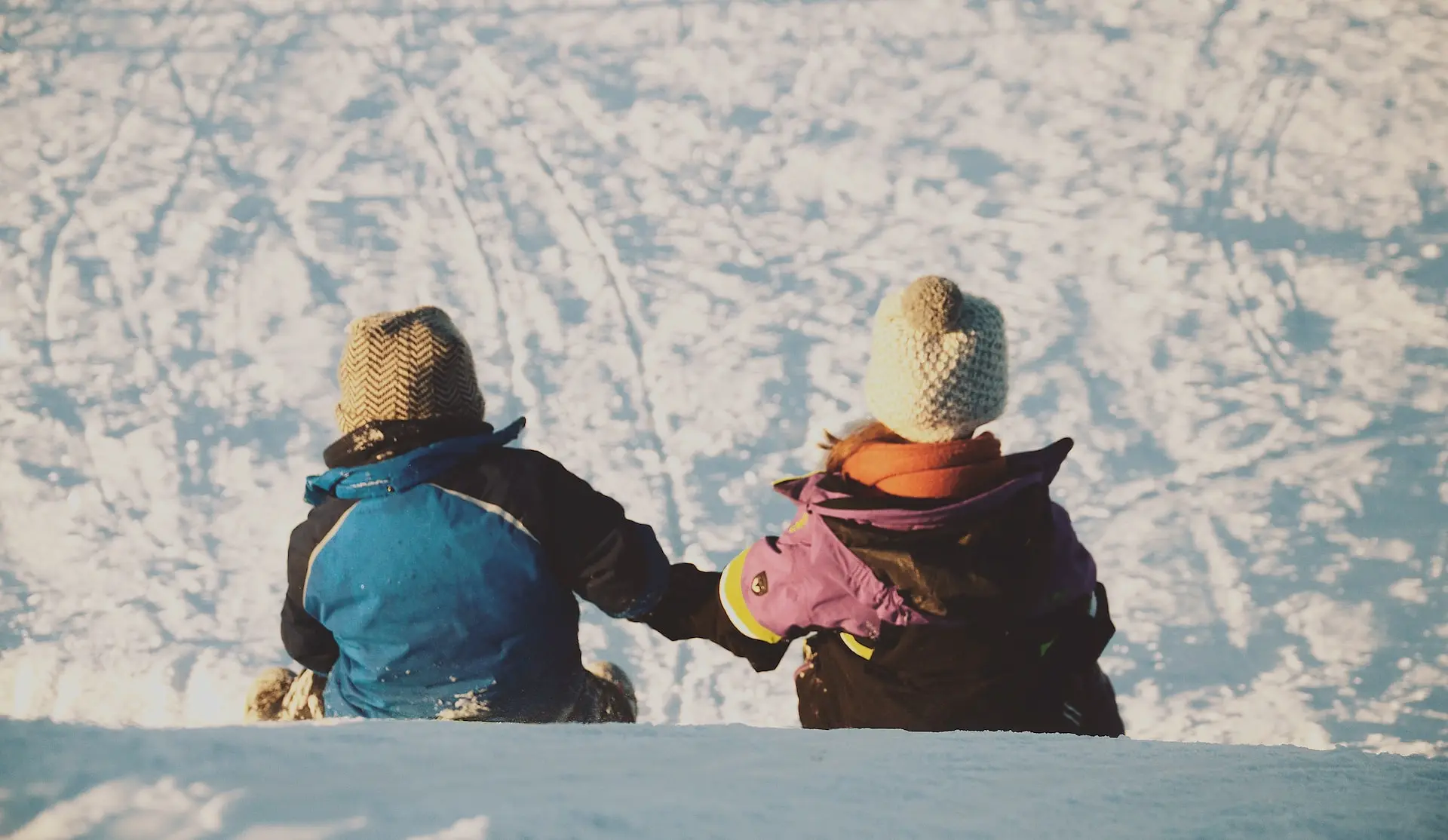 Barn åker snowracer