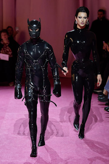 Eleonora Filina bilan jinsiy aloqa Ular olomon ichida mast ayolni hamma joyda qattiq sikishdi