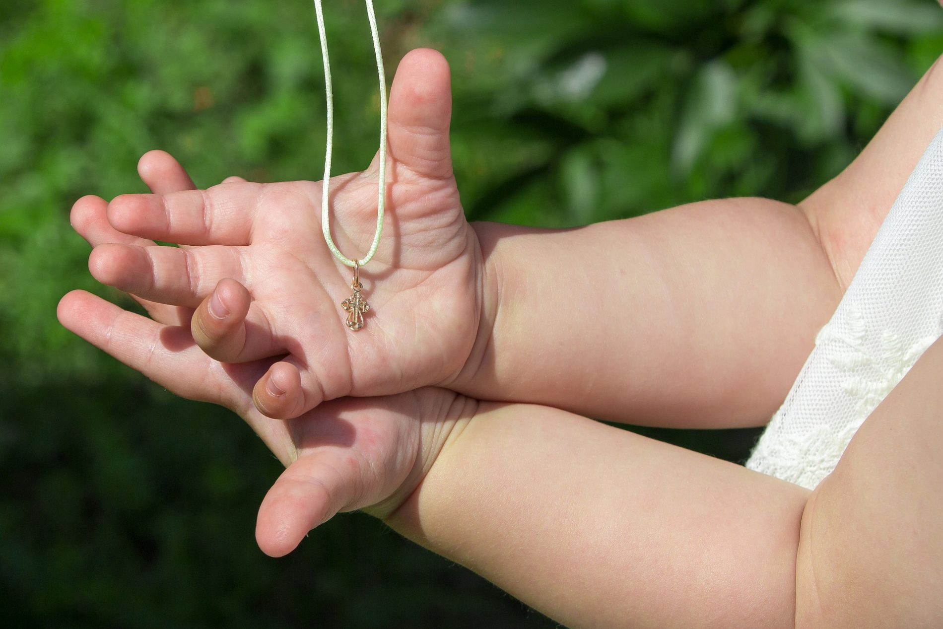 Offrir une médaille de baptême à un bébé