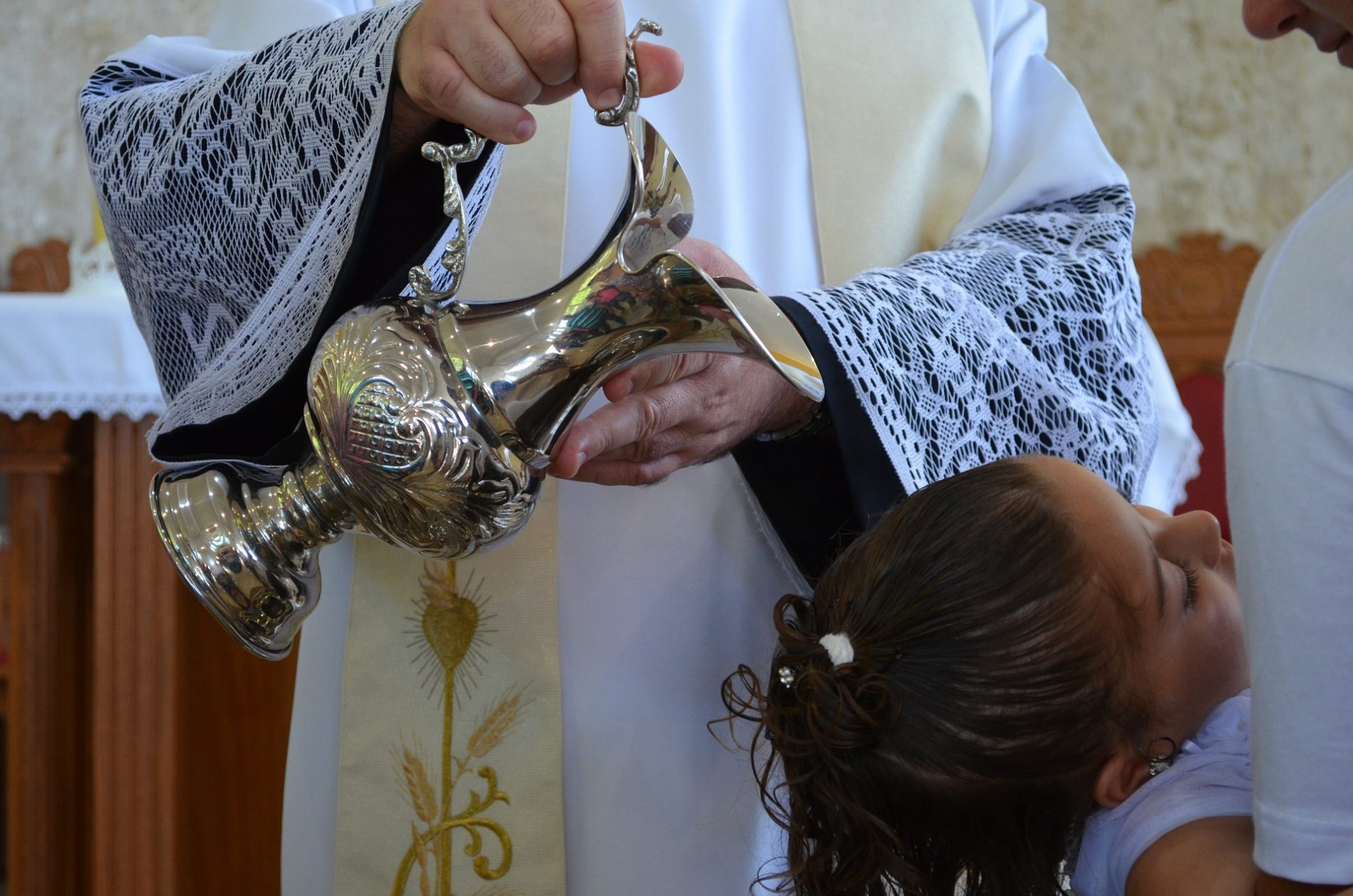 Le déroulement d'un baptême avec parrain à l’église