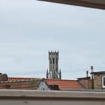 Zicht vanuit gastenkamer Côté Ciel op Belfort toren