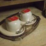 Detail foto koffie en thee op de kamer met een lotus koekje