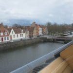 zicht vanuit gastenkamer Côté Ciel op de Coupure kanaal