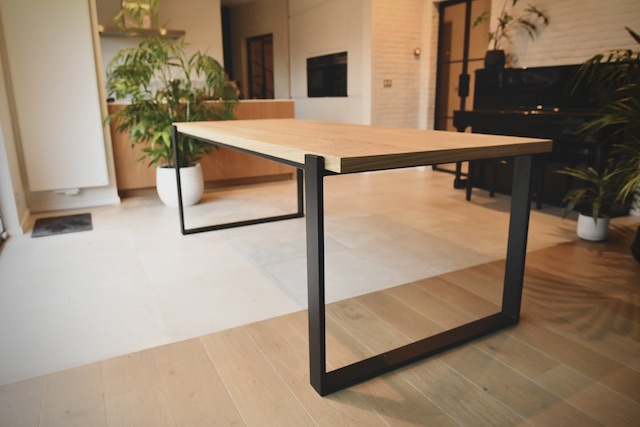 Jona table: a harmonious blend of sleek modernity and natural wood charm. Designed for functionality and style, this piece is a timeless addition to any contemporary interior.