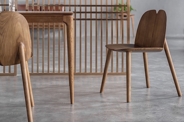 De Milo-stoel van Belgian Wood Design, gemaakt van 100% massief hout en verkrijgbaar in drie tijdloze afwerkingen: natural, walnoot en zwart. Een stijlvolle en duurzame stoel met een minimalistisch design en ergonomisch comfort.