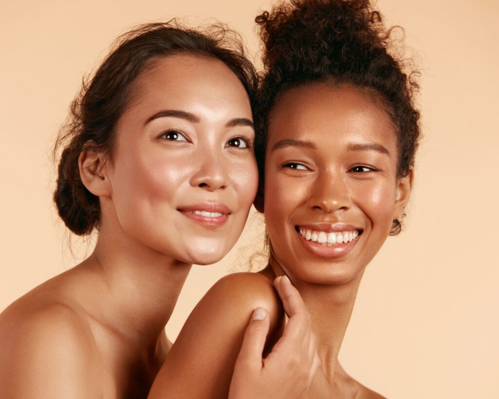 Portrait rapproché de 2 femmes complices et souriantes