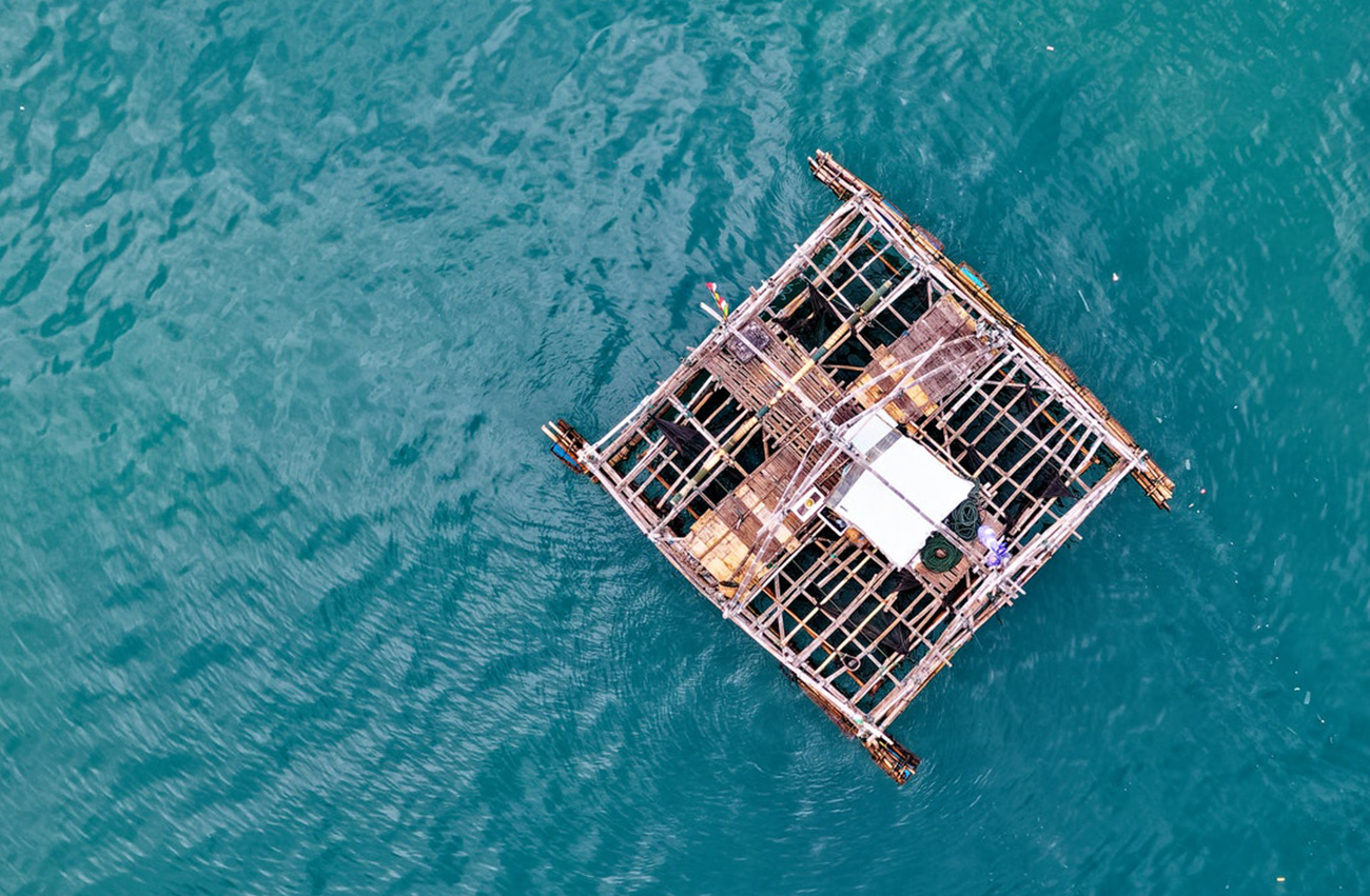 Floß auf offenem Wasser