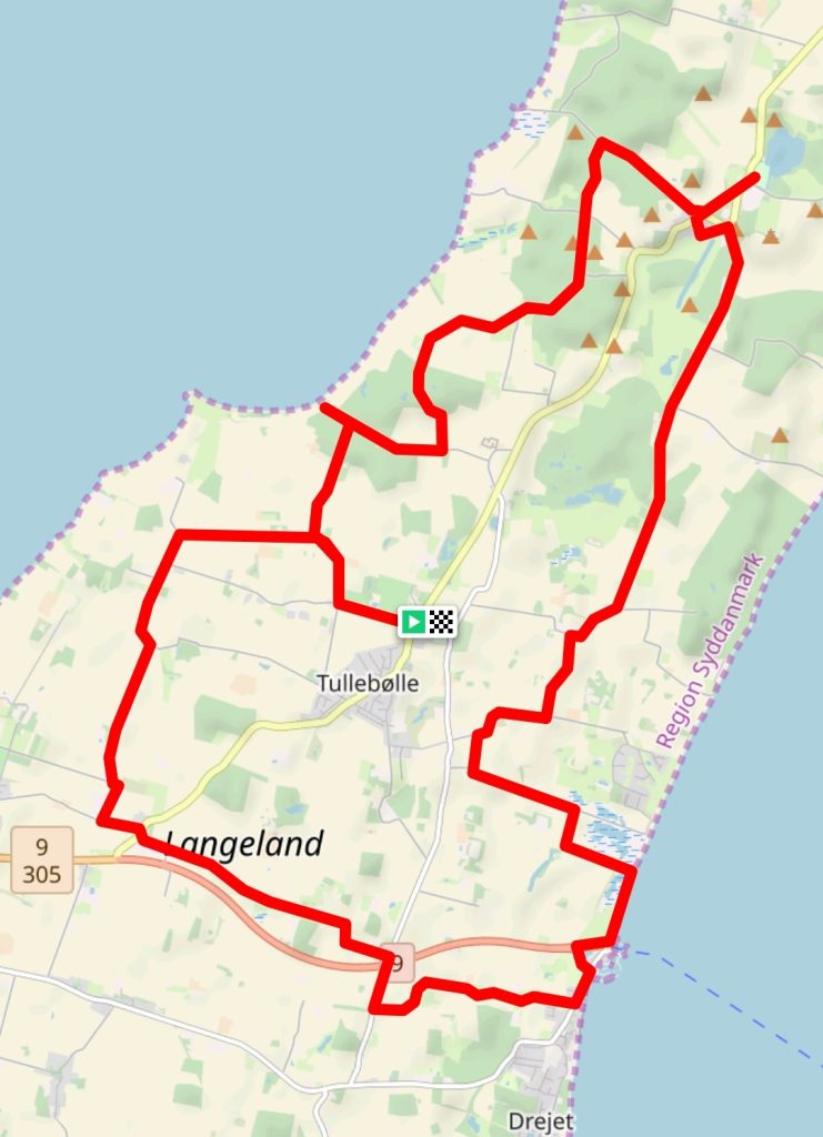 Turen er på 34 km og starter i Tullebølle, går sydpå og tværs over Langeland til Spodsbjerg. Derfra nordpå til Tranekær og retur.