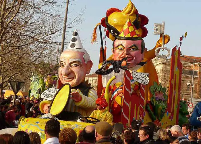 El último día de los carnavales de Albi se celebra el desfile por las principales calles de la localidad