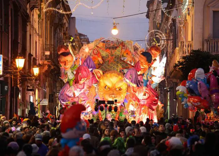 Los carnavales de Acireale alumbran las calles con sus desfiles de luces